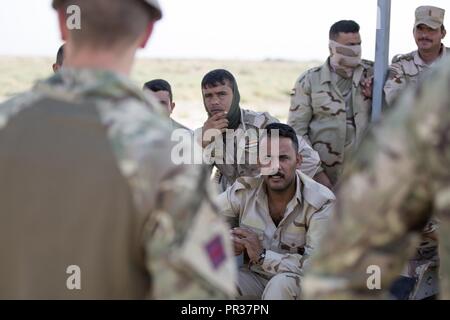 Les forces de sécurité irakiennes recevoir des instructions d'U.K. formateurs durant le cours de génie de combat à la gamme Besmaya complexe, l'Iraq, le 26 juillet 2017. La gamme Besmaya complexe est l'un des quatre Combined Joint Task Force - Fonctionnement résoudre inhérent à renforcer les capacités des partenaires endroits consacre à la formation des forces des partenaires et renforcer leur efficacité sur le champ de bataille. Les GFIM-OIR est la Coalition mondiale pour vaincre ISIS en Iraq et en Syrie. Banque D'Images