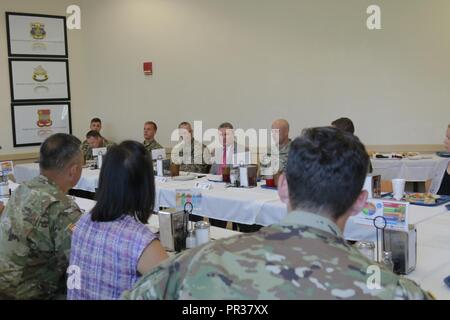 Le membre du Congrès Earl L. 'Buddy' Carter, représentant américain du 1er arrondissement de la Géorgie, des entretiens avec les commandants et chefs de division de la Marne, les soldats et les membres de la famille autour d'un repas à la 2e Brigade Combat Team, 3e Division d'infanterie, de la salle à manger du 31 juillet 2017, à Fort Stewart, en Georgie. Carter s'est rendu à Fort Stewart à interagir avec les soldats, participer à l'artillerie à Red Cloud une gamme et en savoir plus sur 3ème Inf. Div. de la formation. Banque D'Images