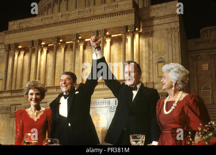 Le président Ronald Reagan et Première dame Nancy Reagan lors d'un dîner à Washington où le président Reagan approuve Vice-président George HW Bush de Président. Photographie par Dennis Brack bb24 Banque D'Images