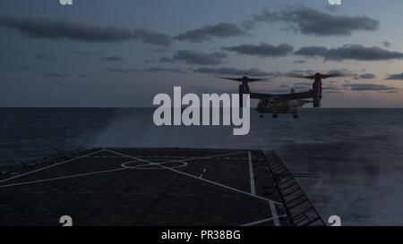 Un CV-22 Osprey avion à rotors basculants avec le 8e Escadron d'opérations spéciales s'approche du quai de débarquement amphibie USS Oak Hill (LSD 51) lors des qualifications d'appontage au large de la côte de la Virginie, le 26 juillet 2017. La 8e SOS effectue des débarquements de pont de quatre à six fois par année pour s'assurer que les équipages sont qualifiés, et l'actuel prêt à mener des opérations mondiales en tout temps, en tout lieu. Banque D'Images