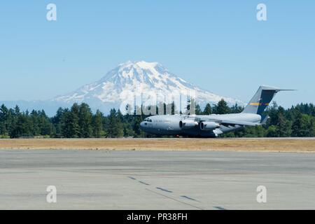 Un U.S. Air Force C-17 Globemaster III à partir de la 437e Escadre de transport aérien, d'une base commune Charleston, S.C., taxis par le Mont Rainier après son arrivée à Joint Base Lewis-McChord, dans l'État de Washington, le 31 juillet 2017, à l'appui de la mobilité d'un tuteur. Plus de 3 000 soldats, marins, aviateurs, marines et les partenaires internationaux ont convergé sur l'état de Washington à l'appui de la mobilité d'un tuteur. L'exercice est destiné à tester les capacités des Forces aériennes de la mobilité La mobilité mondiale rapide pour exécuter des missions dans des environnements dynamiques, contestée. Guardian Mobility est le premier ministre de l'Air Mobility Command Exercice, fournissant une oppo Banque D'Images