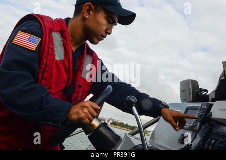 PORTSMOUTH, Angleterre (30 juillet 2017) Aide-électricien Fireman Jose Rodriguez de Tampa, Floride, effectue des vérifications quotidiennes sur une embarcation pneumatique à coque rigide à bord de la classe Arleigh Burke destroyer lance-missiles USS Donald Cook (DDG 75) tandis que dans la région de Portsmouth, Angleterre, pour faire de l'exercice guerrier Saxon 2017 30 juillet, 2017. Saxon Warrior est un États-Unis et Royaume-Uni co-organisé l'exercice de groupe aéronaval qui démontre l'interopérabilité des alliés et de la capacité de réagir aux crises et de décourager les menaces potentielles. Banque D'Images