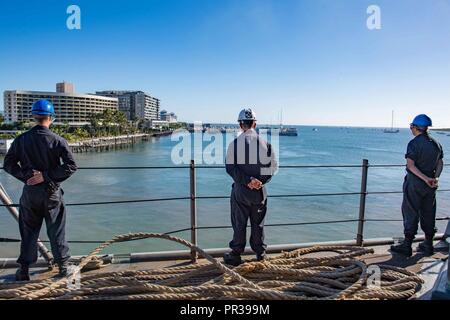 CAIRNS, Australie (16 août 2000 1, 2017) l'homme marins les rails lors d'une mer et d'informations que la station d'amphibie Navire de débarquement USS Ashland (LSD 48) Départ de port. Ashland, partie du Bonhomme Richard Expeditionary Strike Group (ESG), a rendu visite à Cairns à l'avance les relations de l'Australie aux États-Unis, après avoir participé à l'exercice d'entraînement bilatéral Talisman Saber. Au cours de la visite, marins et soldats ont participé à des projets de relations communautaires et de l'expérience de la culture de la ville historique. Banque D'Images