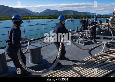 CAIRNS, Australie (16 août 2000 1, 2017) de la poignée de marins des amarres en mer au cours d'une ancre et de détails que le navire de débarquement amphibie USS Ashland dock (LSD 48) Départ de port. Ashland, partie du Bonhomme Richard Expeditionary Strike Group (ESG), a rendu visite à Cairns à l'avance les relations de l'Australie aux États-Unis, après avoir participé à l'exercice d'entraînement bilatéral Talisman Saber. Au cours de la visite, marins et soldats ont participé à des projets de relations communautaires et de l'expérience de la culture de la ville historique. Banque D'Images