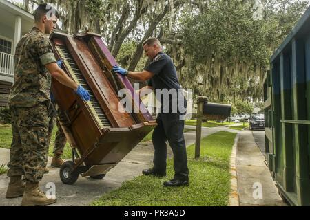 La police militaire a transporter un piano d'une maison endommagée par un incendie d'une benne à bord Marine Corps Recruter Depot Parris Island, le 27 juillet. Des marines et des civils avec le bureau du grand prévôt ont donné de leur temps pour aider une famille dans le besoin dans le cadre de leur mission de protéger et servir. La police militaire sont avec le BP et l'Administration centrale de l'Escadron, Marine Corps Air Station Beaufort. Banque D'Images