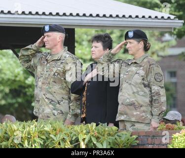 Le colonel Daniel S. Morgan l'abandon de commande la garnison de Joint Base Lewis-McChord au Colonel Nicole M. Lucas, au 28 juillet 2017 Passation de commandement à Watkins, champ JBLM Principal Lewis. Directeur de la gestion de l'installation (Commande IMCOM) est Brenda Lee McCullough. Banque D'Images