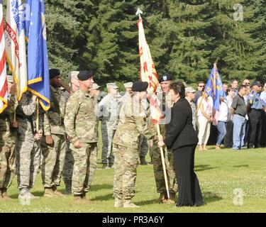 Le colonel Daniel S. Morgan l'abandon de commande la garnison de Joint Base Lewis-McChord au Colonel Nicole M. Lucas, au 28 juillet 2017 Passation de commandement à Watkins, champ JBLM Principal Lewis. Directeur de la gestion de l'installation (Commande IMCOM) est Brenda Lee McCullough. Banque D'Images