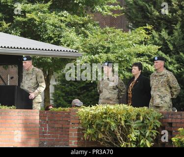 Le colonel Daniel S. Morgan l'abandon de commande la garnison de Joint Base Lewis-McChord au Colonel Nicole M. Lucas, au 28 juillet 2017 Passation de commandement à Watkins, champ JBLM Principal Lewis. Directeur de la gestion de l'installation (Commande IMCOM) est Brenda Lee McCullough. Le lieutenant-général Gary Volesky commandant de corps photographié. Banque D'Images