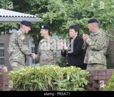 Le colonel Daniel S. Morgan l'abandon de commande la garnison de Joint Base Lewis-McChord au Colonel Nicole M. Lucas, au 28 juillet 2017 Passation de commandement à Watkins, champ JBLM Principal Lewis. Directeur de la gestion de l'installation (Commande IMCOM) est Brenda Lee McCullough. Le lieutenant-général Gary Volesky commandant de corps photographié. Banque D'Images