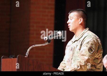 Le capitaine de l'armée américaine Mark Francisco, officier responsable de la 200e compagnie du génie de l'équipe de formation relais de l'armée, la Garde nationale du Dakota du Sud, s'adresse à la foule recueillie au cours du déploiement de l'équipe de la cérémonie à l'auditorium de l'école Haut Riggs en pierre, S.D., 22 juillet 2017. Les 15 soldats seront déployés pendant environ neuf mois pour le Moyen-Orient où ils assureront des services de formation et d'assistance aux forces de la coalition sur le pont militaire systèmes. Banque D'Images