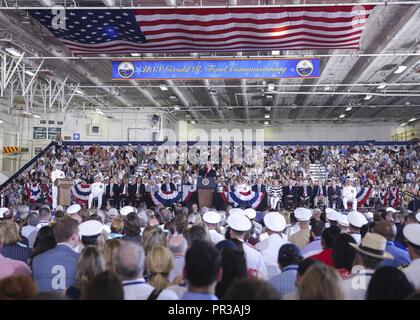 NORFOLK, Virginie (22 juillet 2017) -- Le président Donald J. Trump traite de l'équipage et invités de USS Gerald R. Ford (CVN 78) au cours de la mise en service du navire Ford est le premier navire de la classe Ford porte-avions, et le premier porte-avions américain nouveau design en 40 ans. Banque D'Images