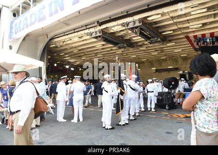 NORFOLK, Virginie (22 juillet 2017) -- l'USS Gerald R. Ford (CVN 78) color guard se prépare pour la cérémonie de mise en service du navire. Ford est le premier navire de la classe Ford porte-avions, et le premier porte-avions américain nouveau design en 40 ans. Banque D'Images