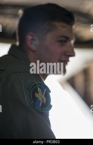 Un patch pour le 20e Escadron d'opérations spéciales peut être vu sur le bras du Cadet 2e classe Robert Dau, Air Force Academy cadet, tout en participant à l'opération armée de l'air à Cannon Air Force Base, Nouveau Mexique, le 27 juillet 2017. Les cadets ont constitué une incitation ride sur un CV-22 Osprey et un AC-130 Whiskey. Banque D'Images