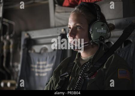 1ère classe Cadet Skylar Brooks, des cadets de l'Air Force Academy, est assis à l'arrière d'un CV-22 Osprey pendant un vol d'incitation tout en participant à l'opération armée de l'air à Cannon Air Force Base, Nouveau Mexique, le 27 juillet 2017. Tout au long de leur temps ici, les cadets ont visité l'escadron de soutien de la force du canon, groupe de maintenance, ingénieur civil, de l'escadron, l'escadron d'intel de préparation logistique et de l'escadron d'opérations spéciales de plusieurs escadrons. Les cadets ont également reçu un encouragement vol sur un AC-130 Whiskey. Banque D'Images