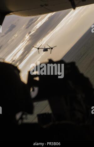 Un CV-22 Osprey peut être vu de l'arrière de l'autre Osprey à Melrose Air Force Base, Nouveau Mexique, le 27 juillet 2017. L'Osprey contenues Air Force Academy cadets qui étaient en visite dans la base dans le cadre de l'opération Air Force Academy, un programme conçu pour exposer les cadets à l'Air Force opérationnelle. Banque D'Images