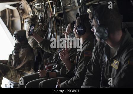 Les cadets de l'Air Force Academy posent pour une annonce au cours d'une selfies-22 Osprey vol d'incitation à Cannon Air Force Base, Nouveau Mexique, le 27 juillet 2017. Les cadets ont visité Cannon pour l'opération Air Force Academy, un programme qui envoie des bases aériennes pour les cadets pour avoir une meilleure compréhension de la mission et de la façon dont l'Armée de l'air fonctionne. Banque D'Images