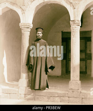 Krak des Chevaliers & Monastère de Saint George. Monastère de Saint George. Prêtre. 1936, la Syrie Banque D'Images