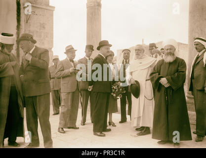 Haut Commissaire français pour la Syrie visite le Temple à Jérusalem, le 18 novembre '39. Le Haut Commissaire et Madame Puaux Banque D'Images