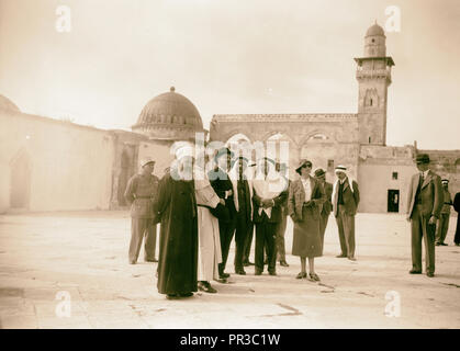 Haut Commissaire français pour la Syrie visite le Temple à Jérusalem, le 18 novembre '39. Parti du commissaire à admirer le dôme Banque D'Images