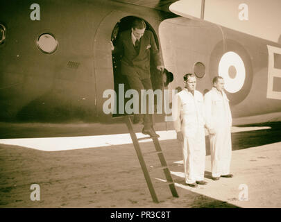 Arrivée en Palestine de Monsieur Antony [c.-à-d., Anthony] Eden. M. Antony Eden à la descente de l'avion à Gaza. 1940 Banque D'Images