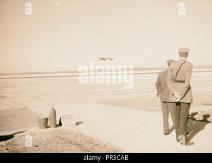 Arrivée en Palestine de Monsieur Antony [c.-à-d., Anthony] Eden. Avion décollé. 1940 Banque D'Images
