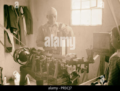 Les usines arabe & améliorations générales à Naplouse, Match Factory. Faire correspondre les cases par des machines. 1940, Cisjordanie, Naplouse Banque D'Images