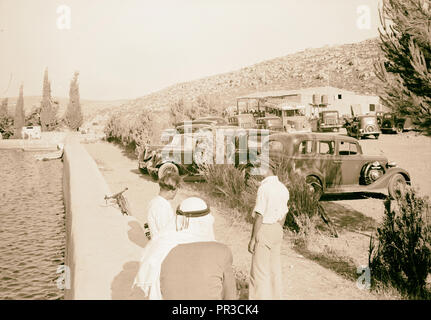 Les piscines de Salomon devient un pique-nique & piscines resort de Jérusalem les voitures arrivant à la piscines de Salomon et de pique-nique. 1940 Banque D'Images