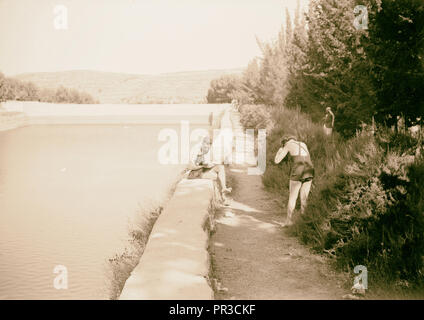 Les piscines de Salomon devient un pique-nique et une vue sur le complexe de la région du pool (kodaking mari et chien). 1940, en Cisjordanie Banque D'Images