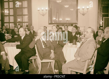 Réception à l'hôtel King David, le 16 octobre '40 pour les Egyptiens Ibrahim el-Mazuri & . Groupe Table à l'écoute de discours Banque D'Images