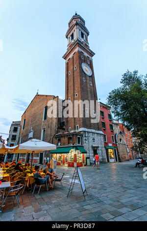 Venise, Italie - Juillet 03, 2015 : Tour de l'horloge de l'Église des saints apôtres du Christ à Venise Banque D'Images