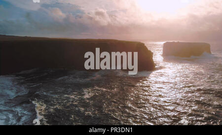 Vue aérienne sur les falaises de Kilkee au coucher du soleil - soirée magnifique vue Banque D'Images