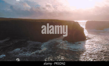 Vue aérienne sur les falaises de Kilkee au coucher du soleil - soirée magnifique vue Banque D'Images