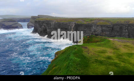 Belle vue aérienne sur les falaises de Kilkee à la côte ouest de l'Irlande Banque D'Images