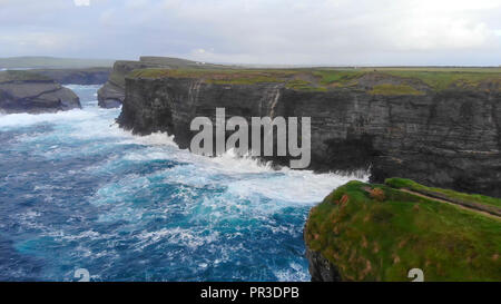 Belle vue aérienne sur les falaises de Kilkee à la côte ouest de l'Irlande Banque D'Images