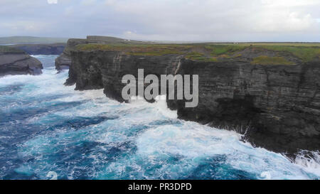 Vue aérienne sur les falaises de Kilkee en Irlande Banque D'Images