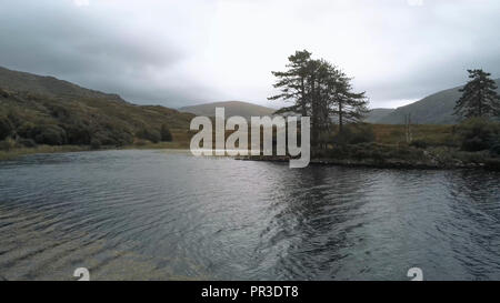 Vue aérienne sur un merveilleux lac romantique en Irlande Banque D'Images