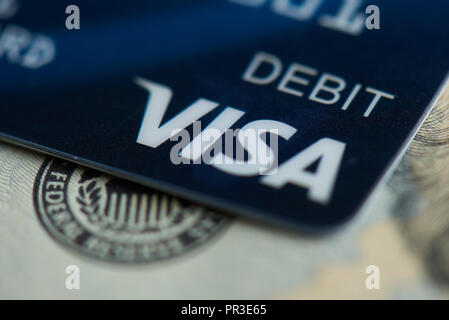 New York, USA - 27 septembre 2018 : Visa Débit carte électronique sur fond de billets en dollars Banque D'Images