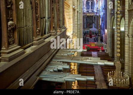 EVORA, PORTUGAL - 01 juillet 2016 : Le gros plan de tuyaux d'orgue en cas baroque richement décorée de sculptures dans la Cathédrale d'Evora. Evora. P Banque D'Images