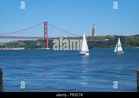 Lisbonne, Portugal - 2 juillet 2016 : Pont du 25 avril pont suspendu sur la rivière Tejo avec Jésus Christ Roi de l'arrière-plan sur la Statue à Lisbonne, por Banque D'Images