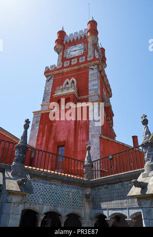 SINTRA, PORTUGAL - Juillet 03, 2016 : Le point de vue de la tour de l'horloge avec des tourelles et créneaux. Palais de Pena. Sintra. Portugal Banque D'Images