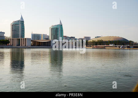 Lisbonne, PORTUGAL - Juillet 04, 2016 : Le point de vue d'édifices modernes et Altice Arena (Pavilhao Atlantico) dans le World Expo 1998 Parc des Nations Unies (Parq Banque D'Images