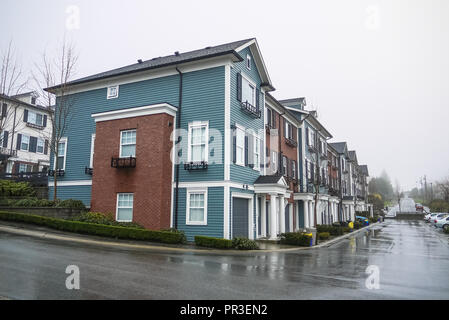 Route avec tout nouveau maisons résidentielles de pluie jour de pluie Banque D'Images