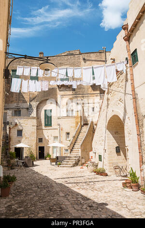 Ruelle caractéristique avec des vêtements en train de sécher dehors Banque D'Images
