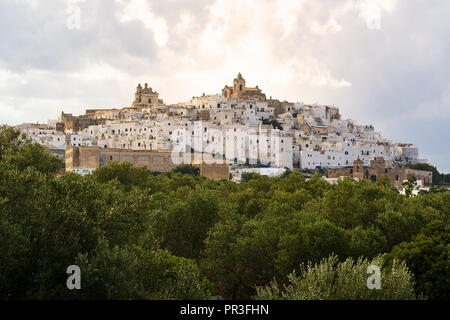 Skyline d'Ostuni, la ville blanche des Pouilles Banque D'Images