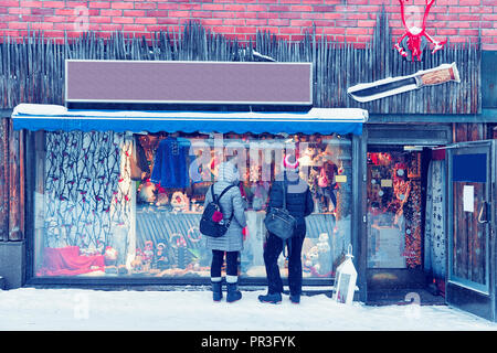 Couple à la rue du Marché de Noël finlandais avec l'hiver Souvenirs same à Rovaniemi, Finlande, Laponie. L'Arctique au nord de pôle. Banque D'Images