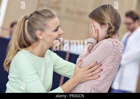 Petite fille pleure tandis qu'avec sa mère à un médecin sur la consultation Banque D'Images