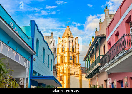 Nuestra Señora de la Soledad l'église et de l'empire colonial espagnol maisons décorées avec balcons colorés, dans le centre de Camaguey, Cuba Banque D'Images