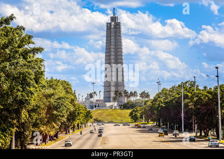 Avec vue sur la Place José Marti, monument memorial tower et le trafic routier avec au premier plan, quartier Vedado, La Havane, Cuba Banque D'Images