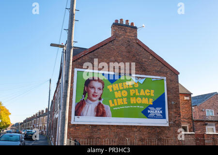 Il n'y,s no place like home , un panneau d'Halifax sur mur extérieur à Crewe Cheshire UK Banque D'Images