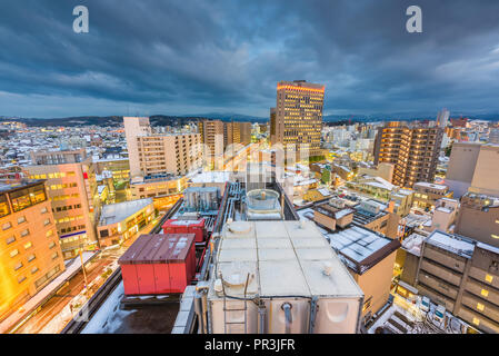 Kanazawa, Japon centre-ville paysage urbain sur le toit au crépuscule. Banque D'Images